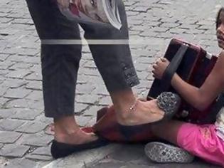 Φωτογραφία για Καταδικάστηκε η γυναίκα που κλώτσησε παιδί που ζητιάνευε στην Ακρόπολη