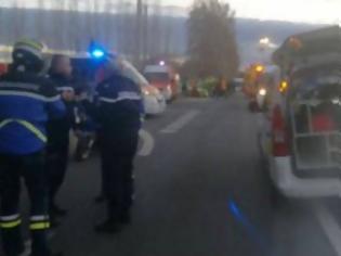 Φωτογραφία για Τραγωδία στη Γαλλία: Τουλάχιστον 4 νεκροί από σύγκρουση σχολικού λεωφορείου με τρένο [photos+video]