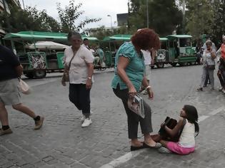 Φωτογραφία για Καταδικάστηκε η γυναίκα που κλώτσησε κοριτσάκι ρομά που ζητιάνευε στην Ακρόπολη