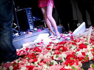 Φωτογραφία για Παρουσιάστρια έκανε λογαριασμό 20.000 ευρώ σε λουλούδια! [video]