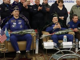 Φωτογραφία για Συγκίνηση και χαμόγελα για τους κοσμοναύτες του Soyuz που επέστρεψαν στη Γη