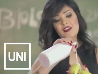 Φωτογραφία για Δύο χρόνια φυλακή σε Αιγύπτια τραγουδίστρια επειδή έτρωγε «προκλητικά» φρούτα
