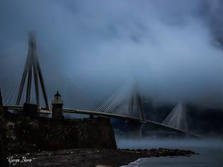 Φωτογραφία για Όταν η γέφυρα Ρίου-Αντιρρίου χάνεται μέσα στην ομίχλη