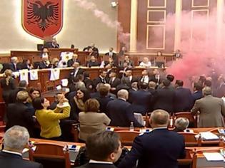 Φωτογραφία για «Αρένα» η αλβανική Βουλή: Ήρθαν στα χέρια οι βουλευτές, έπεσαν καπνογόνα!
