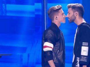 Φωτογραφία για To πρώτο gay φιλί έτοιμο να ταξιδέψει στη Eurovision