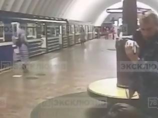 Φωτογραφία για Μεθυσμένος σεκιουριτάς απειλεί να πυροβολήσει επιβάτη του μετρό επειδή τον πέρασε για τρομοκράτη