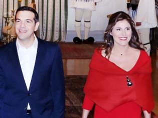 Φωτογραφία για Μπέτυ Μπαζιάνα Η σύντροφος του πρωθυπουργού επιμένει ελληνικά