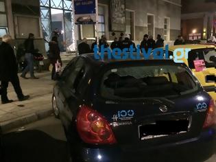 Φωτογραφία για Επίθεση κουκουλοφόρων σε τηλεοπτικό σταθμό της Θεσσαλονίκης: Χτύπησαν εργαζόμενο με λοστούς και έσπασαν αυτοκίνητα
