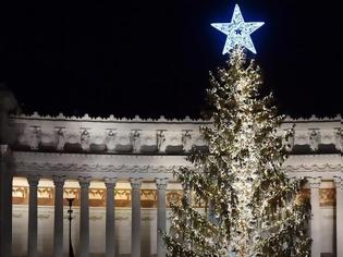 Φωτογραφία για Σε ποια πόλη της Ευρώπης στόλισαν το πιο άσχημο χριστουγεννιάτικο δέντρο;