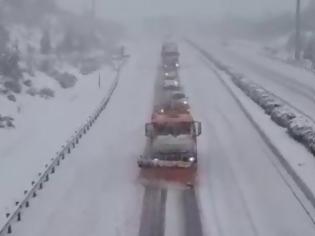 Φωτογραφία για Φθιώτιδα: Έντονη χιονόπτωση στην εθνική οδό - Δίπλωσαν νταλίκες [video]