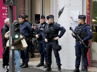 Φωτογραφία για Γαλλία: Χριστούγεννα με... 100.000 αστυνομικούς σε κάθε γωνιά της χώρας