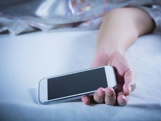 Φωτογραφία για Γιατί πρέπει να σταματήσετε να κοιμάστε με το κινητό δίπλα: