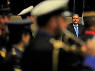 Φωτογραφία για Χριστουγεννιάτικα κάλαντα στην πολιτική και στρατιωτική ηγεσία του ΥΠΕΘΑ