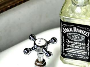 Φωτογραφία για Δείτε πώς θα μετατρέψετε ένα μπουκάλι ουίσκι στο πιο στιλάτο αντικείμενο