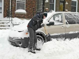 Φωτογραφία για Μητέρα και παιδί πεθαίνουν ενώ ο πατέρας αφαιρούσε το χιόνι γύρω από το αυτοκίνητο…