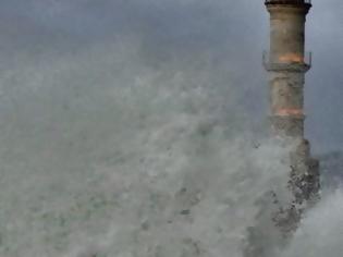Φωτογραφία για Κακοκαιρία δείχνει τα «δόντια» της Λιμάνι Χανίων: Πελώρια κύματα από τους ανέμους