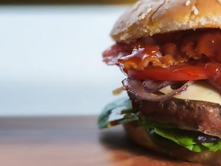 Φωτογραφία για Παραγγελία burger με αναγνώριση προσώπου και ένα χαμόγελο στα CaliBurger! [video]