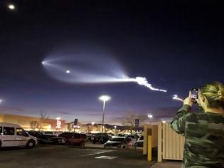 Φωτογραφία για Μυστηριώδες φωτεινό ιπτάμενο αντικείμενο ξεσήκωσε τους κατοίκους του Λος Άντζελες που έκαναν λόγο για εισβολή εξωγήινων..[Βίντεο]