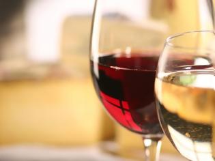 Φωτογραφία για Χριστουγεννιάτικο τραπέζι: Λευκό ή κόκκινο κρασί; Τι προσφέρει το καθένα