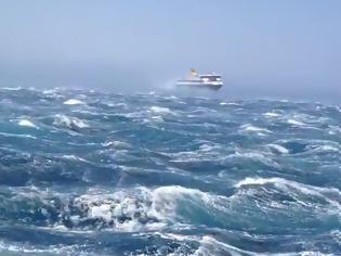Φωτογραφία για To Blue Star Naxos προσεγγίζει τη Νάξο - Μέσα σε κύματα θηρία [video]