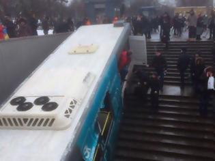 Φωτογραφία για Λεωφορείο έπεσε σε υπόγεια διάβαση πεζών στην Μόσχα
