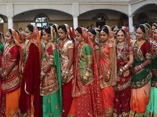 Φωτογραφία για Οπτικό υπερθέαμα Πανδαισία χρωμάτων: 251 νύφες σε μαζικό γάμο στην Ινδία!