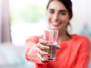 Φωτογραφία για Πρόληψη ουρολοίμωξης: Πόσο νερό πρέπει να πίνουν οι γυναίκες