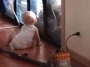 Φωτογραφία για Μωρό βοηθάει το σκυλί να μπει μέσα στο σπίτι κρυφά από τους γονείς [video]