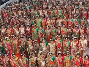 Φωτογραφία για Εμπορος διαμαντιών πάντρεψε 251 ζευγάρια στην Ινδία και τους χάρισε πανάκριβα δώρα