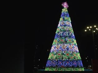 Φωτογραφία για Αφρικανός προσπάθησε να κατεβάσει σταυρό από χριστουγεννιάτικο δέντρο στο Μιλάνο Στην Piazza Duca d'Aosta
