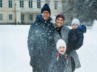 Φωτογραφία για Η χριστουγεννιάτικη κάρτα της βασιλικής οικογένειας της Σουηδίας με το πορτρέτο τους στα χιόνια