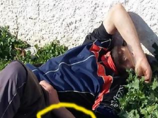 Φωτογραφία για Σοκάρει το θέαμα: Νεαρός σε ημιλυπόθυμη κατάσταση με την σύριγγα καρφωμένη στο χέρι στο Μενίδι - [Σκληρές εικόνες]