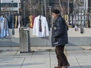 Φωτογραφία για Κόσοβο: Κρέμασαν 300 γραβάτες για τον διπλασιασμό του μισθού του πρωθυπουργού