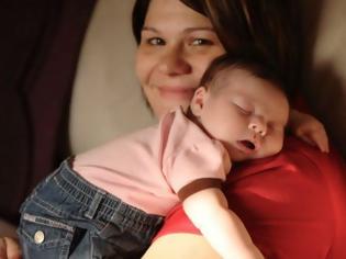 Φωτογραφία για Τενοντίτιδα: Επώδυνη η αγκαλιά του μωρού για τους νέους γονείς;