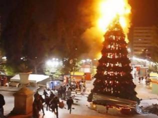 Φωτογραφία για Χριστουγεννιάτικες ευχές με… το φλεγόμενο δέντρο της Αθήνας του 2008 από ισπανικό κόμμα