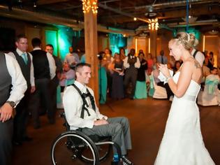 Φωτογραφία για Συγκλονιστικές εικόνες: Δείτε τον τρόπο που βρήκε ανάπηρος άντρας για να χαρίσει στη γυναίκα του ένα χορό... [photos]