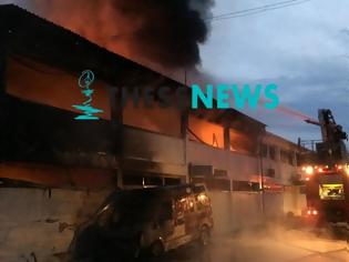 Φωτογραφία για Κάηκε ολοσχερώς εργοστάσιο πλαστικών στη Σίνδο [photos+video]