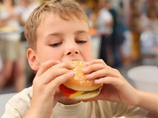 Φωτογραφία για Οι κίνδυνοι που διατρέχουν τα παιδιά που τρέφονται με junk food
