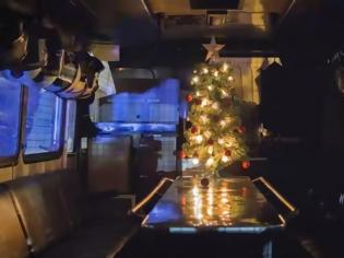 Φωτογραφία για Πρωτοχρονιάτικο βίντεο από την ΕΛΑΣ – Έβαλαν Χριστουγεννιάτικο δέντρο σε… κλούβα