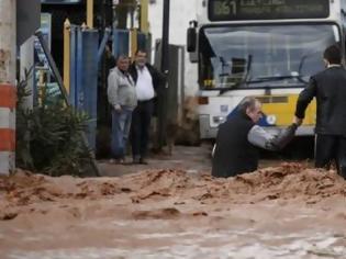 Φωτογραφία για Πόρισμα-φωτιά για τις φονικές πλημμύρες στη Μάνδρα - Πού επιρρίπτονται ευθύνες [Βίντεο]