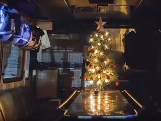 Φωτογραφία για Το... παράκανε η ΕΛ.ΑΣ: Χριστουγεννιάτικο δέντρο σε κλούβα! (ΒΙΝΤΕΟ)