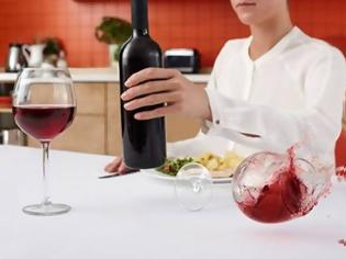 Φωτογραφία για Πώς θα εξαφανίσετε τους λεκέδες από κόκκινο κρασί