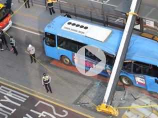 Φωτογραφία για Βίντεο - ΣΟΚ: Η συγκλονιστική στιγμή της κατάρρευσης γερανού πάνω σε κατάμεστο από κόσμο λεωφορείο