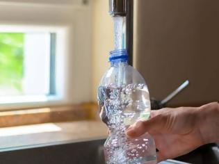 Φωτογραφία για Ο σημαντικός λόγος που δεν πρέπει να ξαναγεμίζουμε με νερό το χρησιμοποιημένο πλαστικό μπουκάλι
