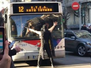 Φωτογραφία για Τέλειος άνδρας στη Θεσσαλονίκη διέκοψε την κυκλοφορία για να… «ρίξει» έναν χορό (video)