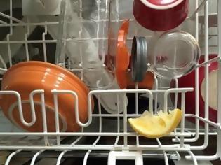 Φωτογραφία για Τι θα συμβεί αν βάλετε μια φλούδα λεμόνι μέσα στο πλυντήριο πιάτων σας