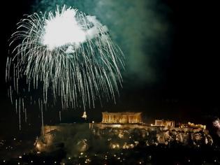 Φωτογραφία για Με την Ακρόπολη λουσμένη στο φως υποδέχθηκε το 2018 η Αθήνα