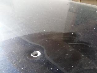 Φωτογραφία για «Αδέσποτη» σφαίρα καρφώθηκε στην οροφή αυτοκινήτου