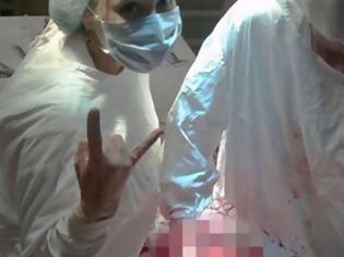 Φωτογραφία για Ρωσία: Νοσοκόμες βγάζουν «αστείες» selfies με ανήμπορους ασθενείς