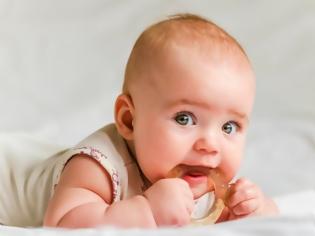 Φωτογραφία για Όταν βγάζει δόντια: Ο παιδίατρος εξηγεί πότε πρέπει να ανησυχήσεις